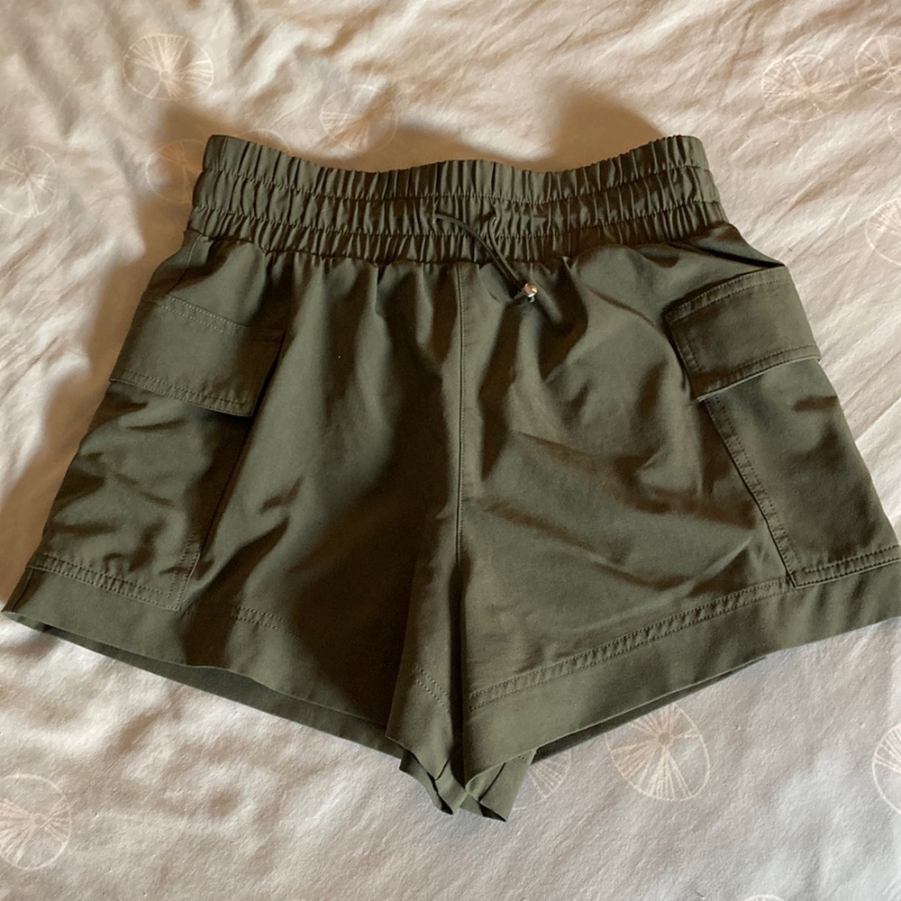 A&F High-waisted Traveler Shorts in Green. Size S